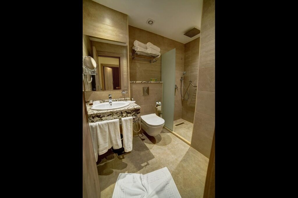Suite Bathroom Size